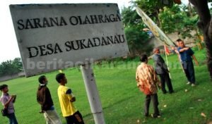 Biro Hukum Kementerian Pemuda dan Olahraga (Kemenpora) saat meninjau lapangan sepakbola Sukadanau, Kecamatan Cikarang Barat, karena terbelit masalah dugaan alih fungsi lapangan sepakbola tersebut.