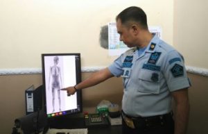 Kepala Lapas Kelas III Bekasi, Kadek Anton Budiharta saat memeriksa pengunjung yang masuk ke dalam lapas menggunakan teknologi X-Ray.