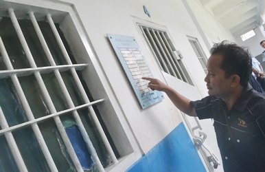 Salah seorang pengunjung saat melihat daftar tahanan yang berada di Blok B Lantai 1 Kamar 3 Lapas Cikarang
