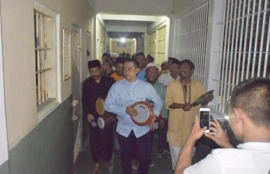 Kepala Lapas Cikarang, Kadek Anton Budiharta saat memimpin kegiatan takbir keliling di Lapas Cikarang pada Kamis (14/06) malam.