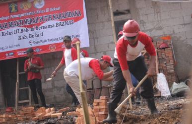 Narapidana di Lapas Cikarang yang tergabung dalam Pasukan Merah Putih saat melakukan kegiatan 'Bedah Rumah' di Kp. Kp. Cilampayan, Desa Pasir Tanjung Rt 013/008 Desa Pasir Tanjung Kecamatan Cikarang Pusat, Sabtu (21/07) kemarin.