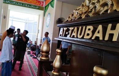 Simbolisasi tanda peserta pelatihan dai dan pengembangan manajemen masjid di masjid At Taubah Lapas Cikarang, Kamis (22/11).