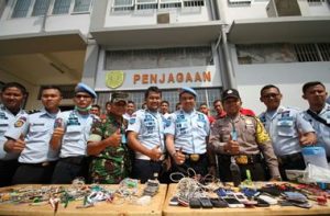 Petugas Lapas Cikarang saat menunjukan barang bukti yang berhasil disita oleh petugas dari kamar yang dihuni oleh narapidana, Senin (16/04) pagi.