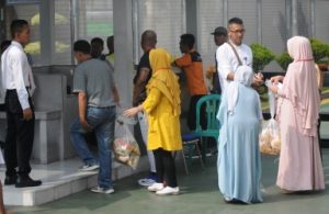 Dengan membawa makanan ringan sebagai buah tangan sejumlah pengunjung menunggu giliran untuk untuk bertemu anggota keluarga atau kerabatnya yang menjalani masa tahanan di Lapas Cikarang saat perayaan hari Raya Idul Fitri 1439 H.