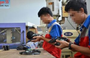 Proses pembuatan spare part sepeda motor oleh warga binaan di Lapas Kelas III Bekasi.