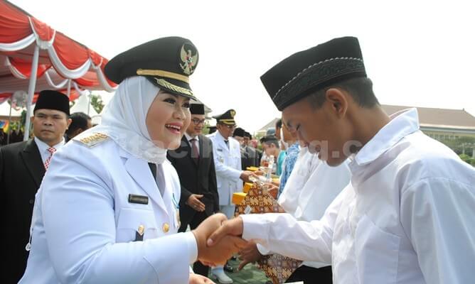 Bupati Bekasi, Neneng Hasanah Yasin saat memberikan remisi kepada sejumlah narapidana Lapas Kelas III Bekasi di acara peringatan HUT Kemerdekaan RI Ke 71 di Lapangan Plaza Pemda Kabupaten Bekasi, Rabu (17/08).