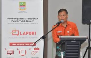 Staf Ahli Bupati, Jaoharul Alam saat membuka acara sosialisasi penerapan penyelenggaraan Sistem Pengelolaan Pengaduan Pelayanan Publik Nasional - Layanan Aspirasi dan Pengaduan Online Rakyat (SP4N-LAPOR). Kegiatan ini berlangsung pada Kamis (24/10), di Hotel Ayola Cikarang Selatan | Foto: Humas Pemkab Bekasi