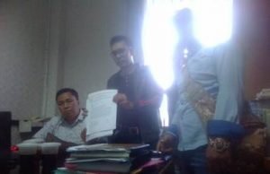 Ketua Umum LSM Benteng Bekasi, Turangga Uda Wicaksana saat mendapingi pengaduan warga ke Unit Krimsus Polres Metro Bekasi, Selasa (27/11).