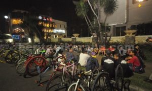 Para pecinta sepeda, berkumpul di bundaran Patung Kuda Jababeka usai berkeliling di acara Cikarang Last Friday Ride, Jum'at (29/07) malam.