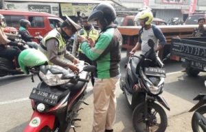 Penindakan terhadap pengendara yang melawan arah di depan BCA Pasar lama Cikarang, Jalan Raya Yos Sudarso Desa Cikarang Kota, Kecamatan Cikarang Utara dalam rangka Operasi Patuh Jaya 2019, Jumat, (06/09) lalu.