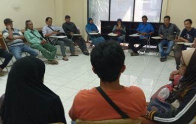 Warga yang tergabung dalam Forum Warga Pilar Tertindas (Forwapti) saat mendatangi Lembaga Bantuan Hukum (LBH) Jakarta, Senin (19/08) pagi.