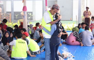 Salah seorang warga binaan saat bertemu dengan anggota keluarganya di Lapas Kelas III Cikarang.