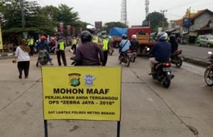 Operasi Zebra yang dilaksanakan Satuan Lalu Lintas Polres Metro Bekasi di Jl. Raya Lemah Abang,