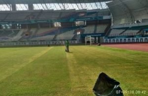 Proses perawatan rumput lapangan yang dilakukan di Stadion WIbawa Mukti