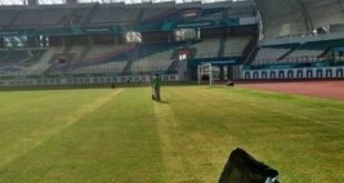 Proses perawatan rumput lapanga yang dilakukan di Stadion WIbawa Mukti