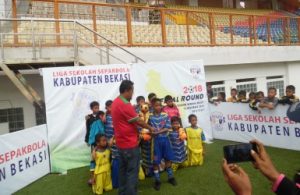 Penyerahan piala di oekan terakhir pertandingan Liga SSB Tahun 2018 kepada para pemenenang di Stadion Wibawa Mukti, Minggu (16/08) lalu.