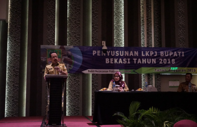 Sekretaris Daerah (Sekda) Kabupaten Bekasi, Uju saat menghadiri pembukaan acara Verifikasi Data Penyusunan LKPJ Bupati Bekasi Tahun 2018, Senin (18/03) Foto: Humas Pemkab Bekasi