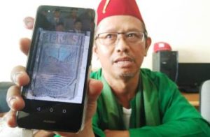 Sejarawan Bekasi, Ali Anwar saat menunjukan gambar potongan batu yang memuat logo Kabupaten Bekasi. Logo Kabupaten Bekasi pada potongan batu itu diambil di depan gedung PMI Bekasi dan dianggap sebagai logo yang masih sesuai dengan Peraturan Daerah Kabupaten Bekasi Nomor 12/P.D./1962