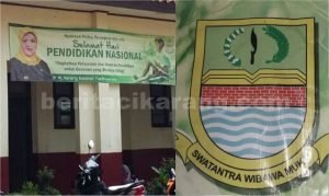 Spanduk dengan logo Pemkab Bekasi bergambar Kujang masih terpampang di sejumlah sekolah dasar (SD) di Kabupaten Bekasi, Selasa (19/07).
