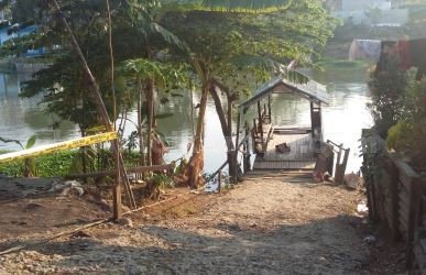 Lokasi penemuan mayat yang tersangkut perahu penyebrangan sungai Kalimalang yang berada tepat di depan Kantor Desa Pasir Sari, Kecamatan Cikarang Selatan.