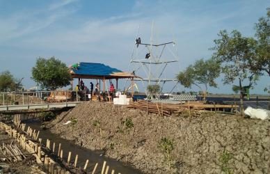 Sejumlah persiapan tengah dilakukan untuk menyambut kedatangan Presiden Jokowi di lokasi tambak udang di Desa Pantai Bakti, Kecamatan Muara Gembong, Senin (30/10).