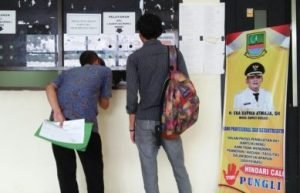 Sejumlah pencari kerja saat mendatangi loket layanan pembuatan kartu kuning di Kantor Disnaker Kabupaten Bekasi