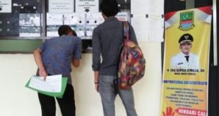 Sejumlah pencari kerja saat mendatangi loket layanan pembuatan kartu kuning di Kantor Disnaker Kabupaten Bekasi