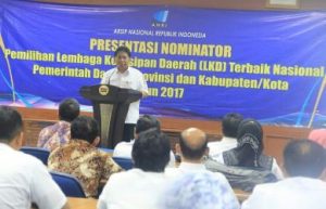 Kepala ANRI, Mustari Irawan saat memberikan arahan sebelum para Nominator Pemilihan Lembaga Kearsipan Daerah Terbaik Nasional Pemerintah Daerah Provinsi dan Kabupaten/ Kota Tahun 2017 mempresentasikan materinya di Kantor Arsip Nasional Republik Indonesia beberapa waktu lalu.