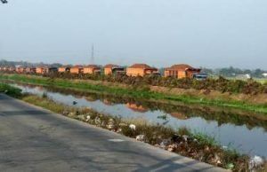 Truk pengangkut tanah saat melintasi lahan pertanian yang akan berlaih fungsi lahan di Desa Hegarmukti Kecamatan Cikarang Pusat beberapa waktu lalu.