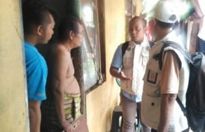 Petugas dari Kantor BPN Kabupaten Bekasi saat melakukan verifikasi kepemilihan lahan dan bangunan yang ditempati warga di RW 06 Kelurahan Jatimulya Kecamatan Tambun Selatan, Rabu (06/02) pagi.
