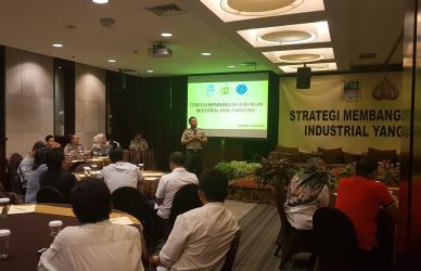 Wakapolres Metro Bekasi, AKBP Luthfie Sulistiawan saat memberikan sambuatan di acara Forum Group Discussion (FGD) jelang May Day 2018 di Hotel President Executive Club Jababeka Jl. Niaga Raya Jababeka, Desa Mekarmukti Kecamatan Cikarang Utara, Rabu (25/04) pagi.