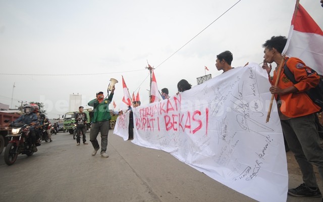 Aksi yang dilakukan puluhan mahasiswa di pertigaan Lemah Abang, Jl. Urip Sumiharjo, Desa Simpangan, Kecamatan Cikarang Utara, Kamis (26/05) sore.