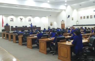 Mahasiswa yang mengatasnamakan Aliansi Mahasiswa Peduli Indonesia (AMPI) saat menduduki ruang rapat paripurna DPRD Kabupaten Bekasi, Jum'at (21/09) sore.