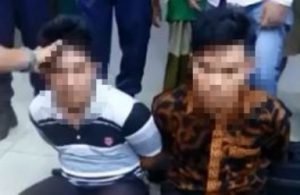 Tersangka BI (28) dan YEN (33) saat diamankan oleh warga dan petugas kepolisian usai bersembunyi di masjid At-Tauhid Deltamas, Sabtu (02/06) kemarin