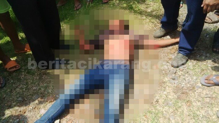 Pelaku babak belur dan pingsan usai dikeroyok massa tanpa identitas (NN) babak belur dihajar warga. Pelaku kepergok saat beraksi mencuri sepeda motor di Kp. Tegalmulya, RT 001/06, Desa Hegarmukti, Kecamatan Cikarang Pusat, Senin (22/08).