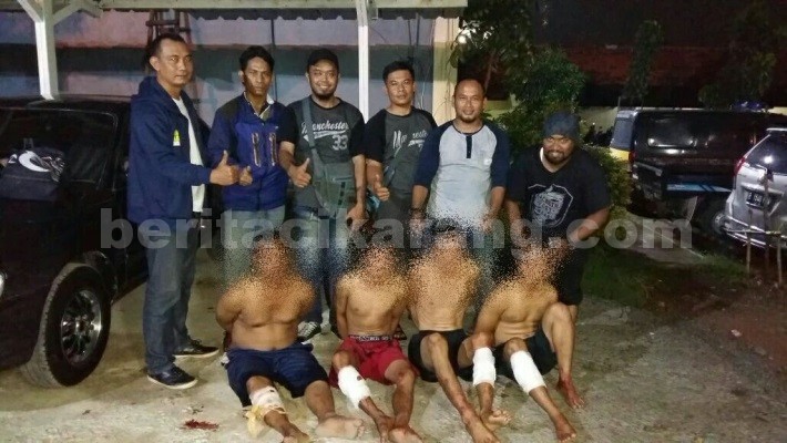 Anggota Unit Reskrim Polsek Cikarang Barat terpaksa melumpuhkan empat pelaku pencurian sepeda motor dengan inisial MT (34), RH (24), HS (32) dan HI (24) dengan timah panas, Jum'at (13/05).