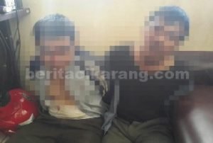 Dua orang tersangka pencurian di Yayasan Miftahul Falah saat diamankan di Mapolsek Setu.