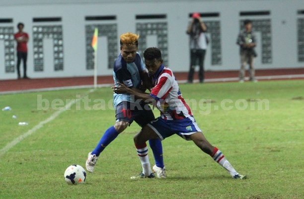 Duel antara pemain Maluku Utara dan Pemain Papua Barat di lapangan hijau, Selasa (22/03).