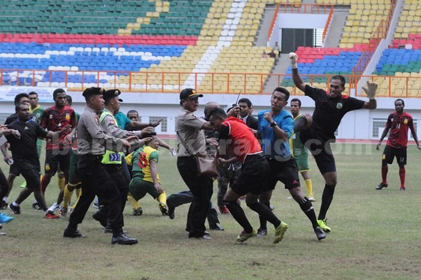 Penjaga gawang Maluku Utara, Yukdianto Djafar saat menendang wasit Hadiana hingga akhirnya terjungkal, Kamis (24/03).