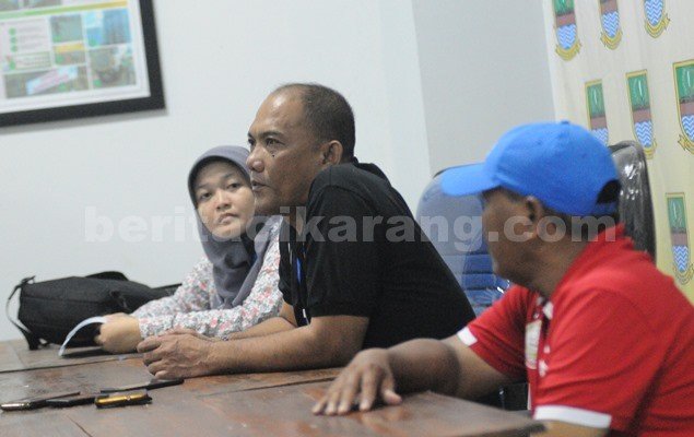 Manager Tim Sulawesi Selatan, HA. Erwin Hatta (tengah) saat pers confrence usai laga Maluku Utara vs Sulawesi Selatan berlangsung.