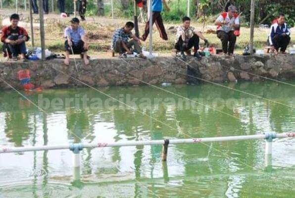 Sejumlah anggota Polsek Babelan dan warga mancing bersama di di kolam pemancingan Perum Pondok Api dua, Desa Kedung Pengawas, Kecamatan Babelan.