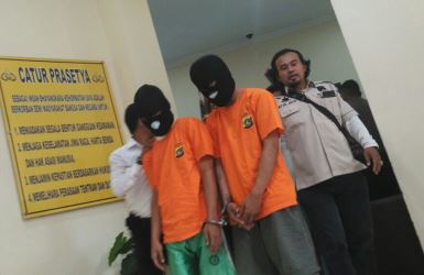 Dua dari tiga orang pelaku pencurian dengan kekerasan di Kawasan Marunda Center saat digelandang petugas di Mapolres Metro Bekasi, Senin (30/04).