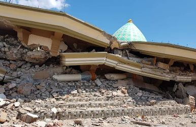 Masjid Jami’ul Jamaah yang runtuh akibat gempa Lombok 7 SR. Belum lama ini, tim Rumah Infaq bersama dengan Bupati Lombok Utara H. Najmul Ahyar, Perwakilan dari Malaysia, tokoh masyarakat, dan tentunya Ketua Umum Rumah Infaq Ustadz Yusman Dawolo telah elakukan peletakkan batu pertama pembangunan ulang masjid yang berada di Dusun Karang Pansyor, Desa Pemenang Barat, Kecamatan Pemenang, Kabupaten Lombok Utara, Provinsi NTB | Foto: Rumah Infaq