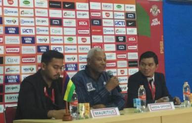 Pelatih Timnas Mauritius, Francisco Filho (tengah)