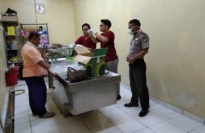 Anggota unit patroli dan tim identifikasi Polsek Tambun saat membawa jasad bayi ke RSUD Kabupaten Bekasi, Rabu (31/07).