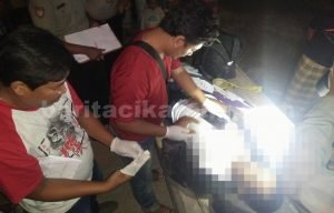 Anggota Kepolisian Sektor (Polsek) Cikarang Barat saat melakukan pemeriksaan terhadap jenazah Danu Suharjo (44), Jum'at (29/07) malam.