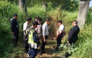 Petugas Kepolisian Sektor Tarumajaya saat mengecek Tempat Kejadian Perakara untuk melakukan Olah TKP dan mengidentifikasi mayat korban, Senin (08/07) pagi.
