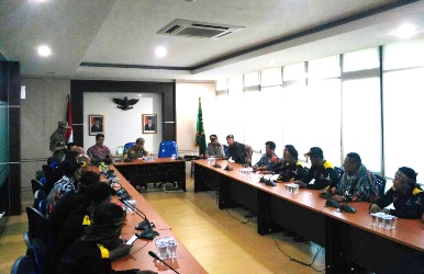 Perwakilan GMBI saat melakukan audiensi dengan perwakilan Pemerintah Kabupaten Bekasi yang dihadiri dari unsur Satpol PP, Dinas Lingkungan Hidup, serta Dinas Penanaman Modal dan Pelayanan Terpadu Satu Pintu (DPMPTSP) Kabupaten Bekasi, Kamis (27/07).