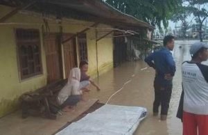 Salah satu rumah yang terendam banjir di dekat lokasi proyek apartemen Meikarta, di Kp. Cibatu RT 11/05 Desa Cibatu Kecamatan Cikarang Selatan, Rabu (12/12).