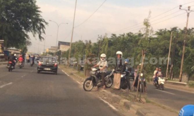 Banyak warga yang memilih menaiki median jalan ketimbang berbalik di putaran arah yang sudah disediakan Dishub.